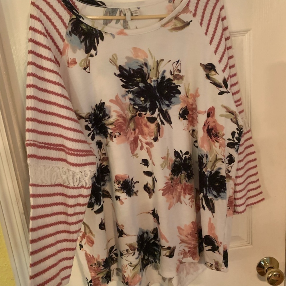 𝅺EST 1946 Ladies white knit shirt